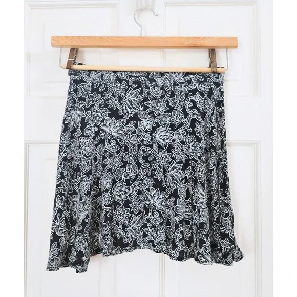 Abercrombie & Fitch Wrap Mini Skirt Small Black White Floral Botanical Print Tie - Picture 2 of 5